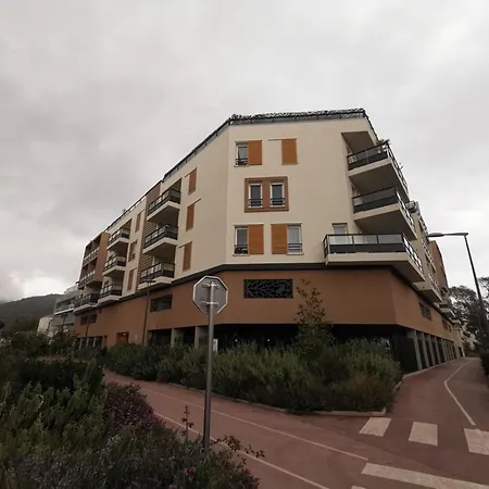 Au Lavandou Avec Terrasse - 4 Personnes - Fr-1-803-26