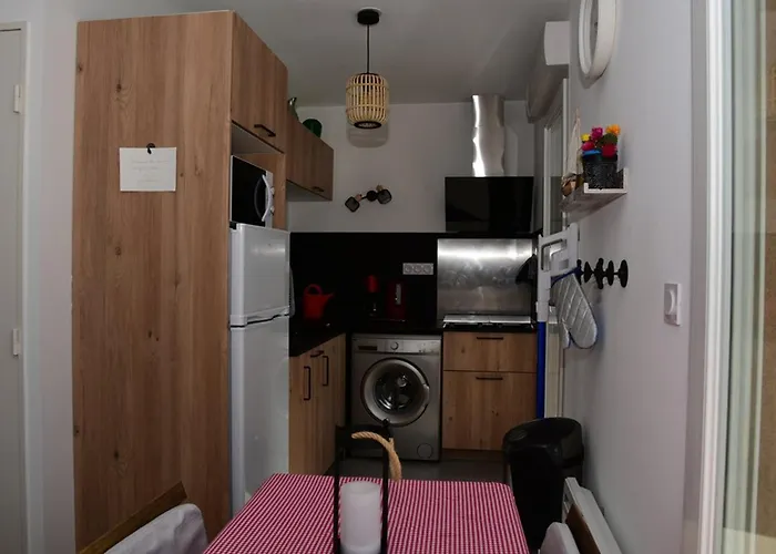 Au Lavandou Avec Terrasse - 4 Personnes - Fr-1-803-26 Apartman